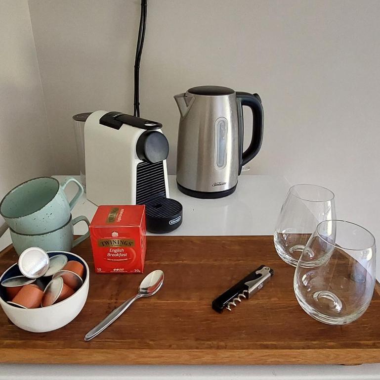 瓦纳卡Private guest room - no kitchen的一个带咖啡壶和眼镜的柜台
