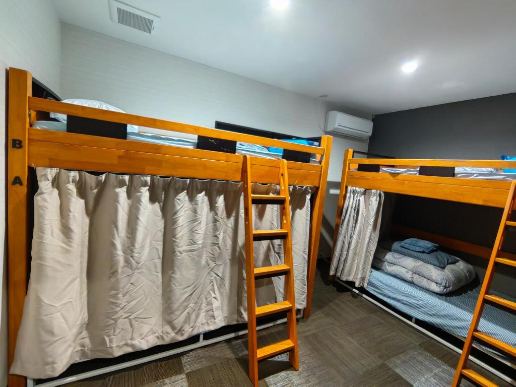 京都Mini Inn Kyoto 京都 - 外国人向け - 日本人予約不可的带梯子的客房内的两张双层床
