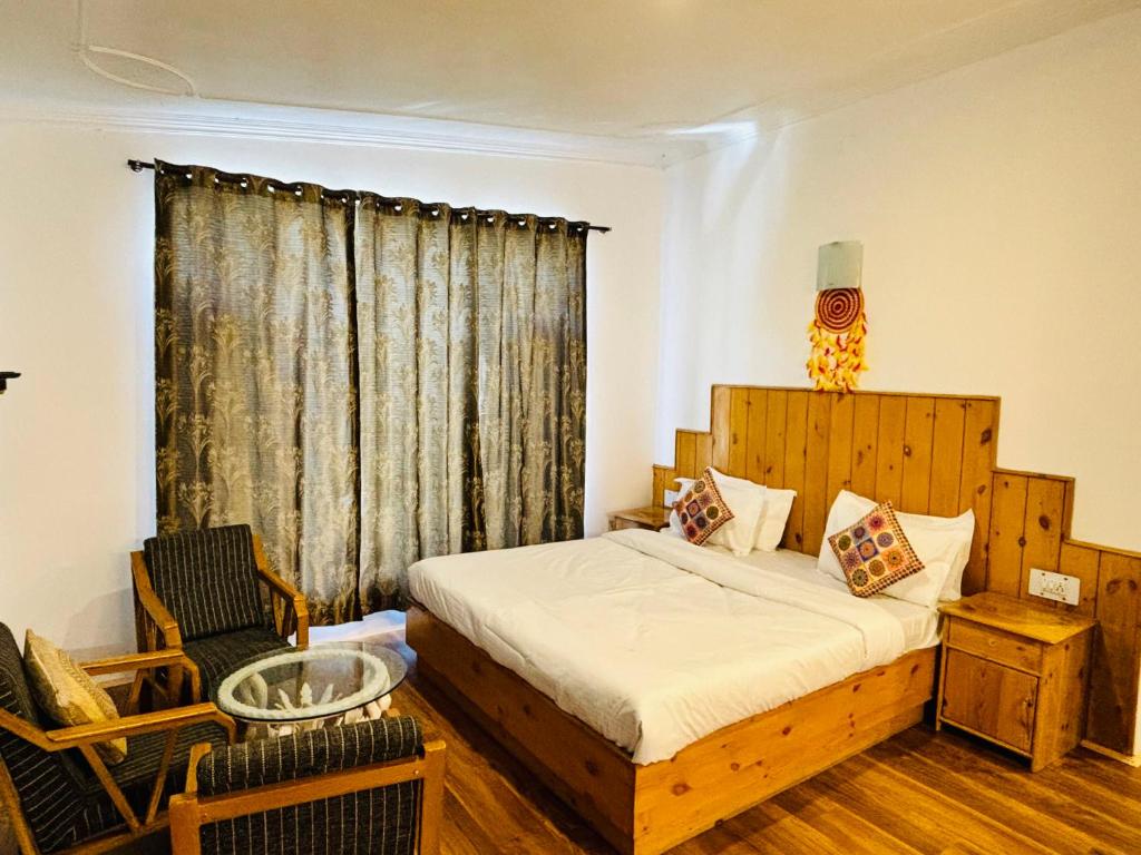 马拉里The Mystical Cascade Villa的卧室配有床、椅子和窗户。