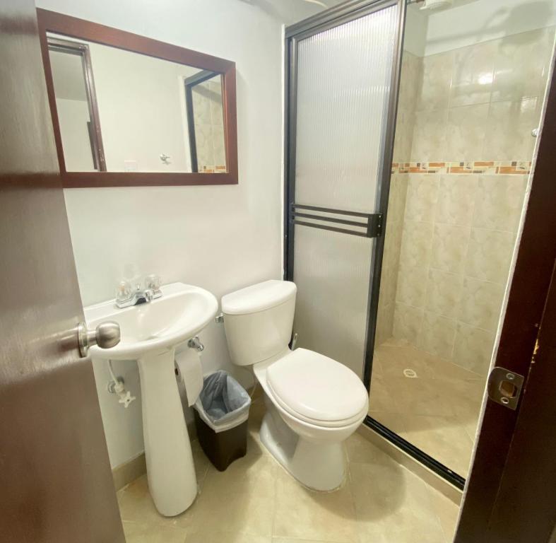 麦德林Hermoso apartamento en San Pablo Guayabal的浴室配有卫生间、盥洗盆和淋浴。