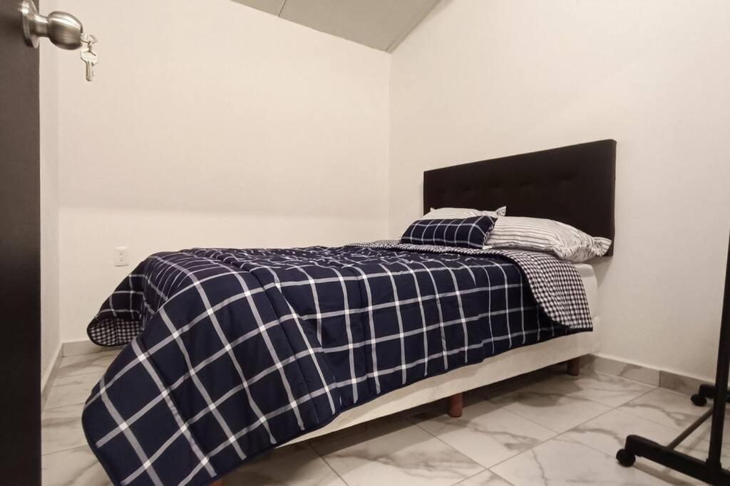 奥里萨巴Departamento Excelente ubicación Depto C的一间卧室配有一张带黑白毯子的床
