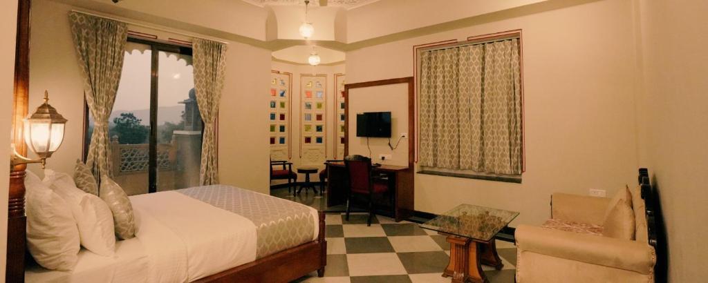 乌代浦The Biletha Bagh的酒店客房设有床和客厅。