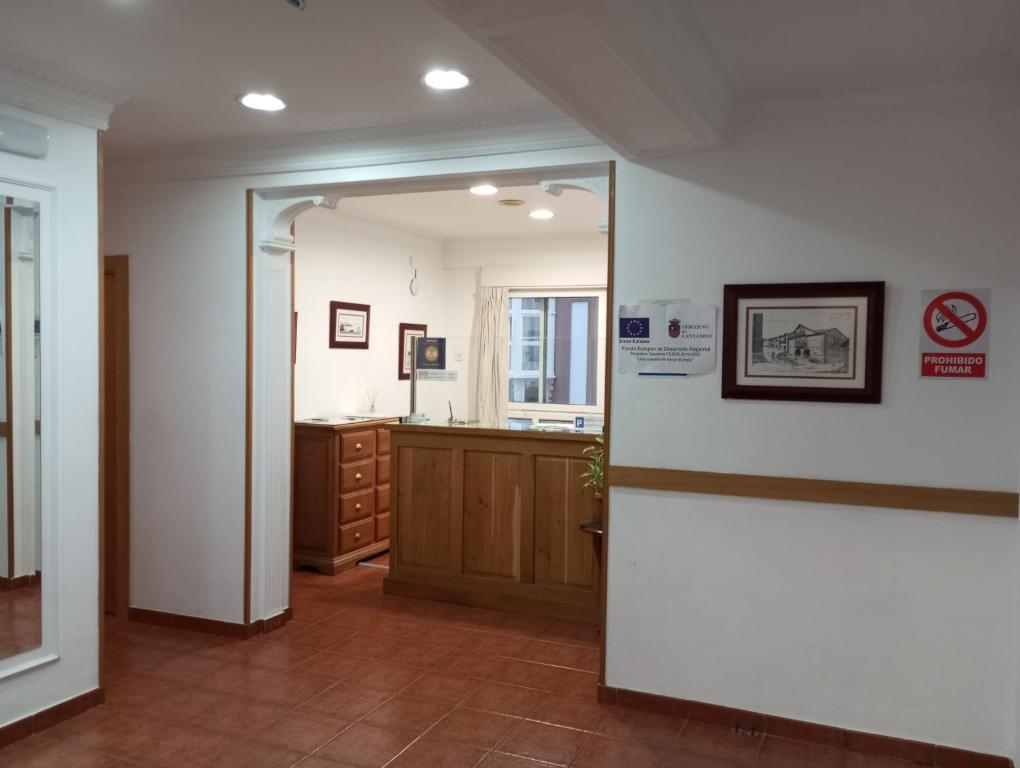 桑坦德麦哲伦酒店的客房设有带水槽和冰箱的厨房