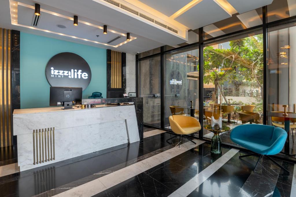 迪拜izzzilife Mint的酒店大堂设有桌椅