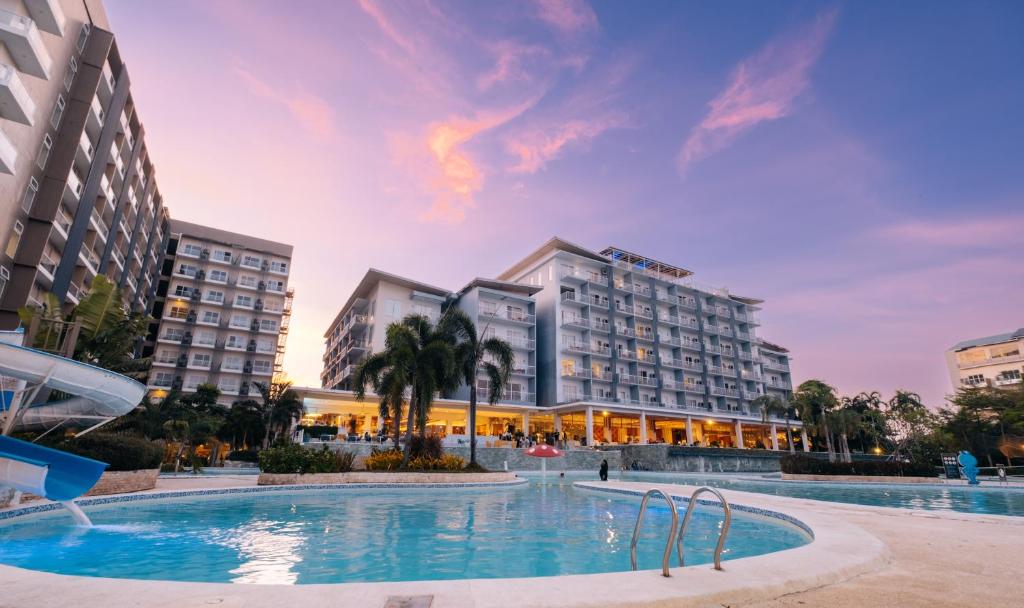 麦克坦Solea Mactan Resort的大楼前设有游泳池的酒店