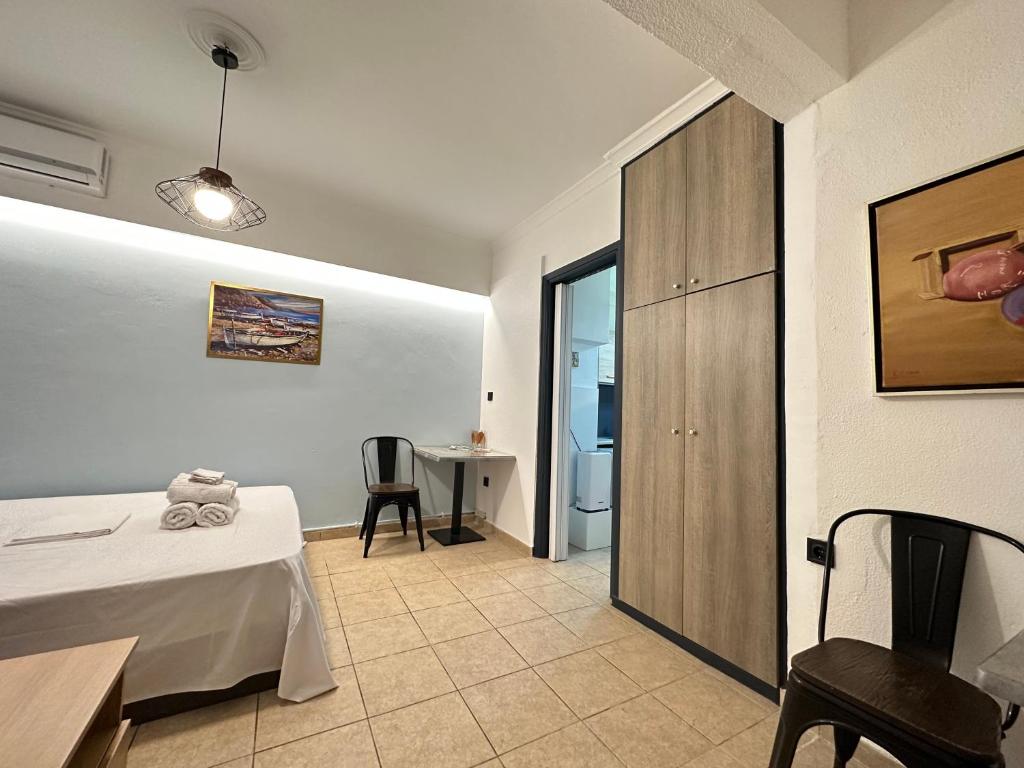 雅典Aretousas apartment的客房设有一张床、一张桌子和一张书桌。