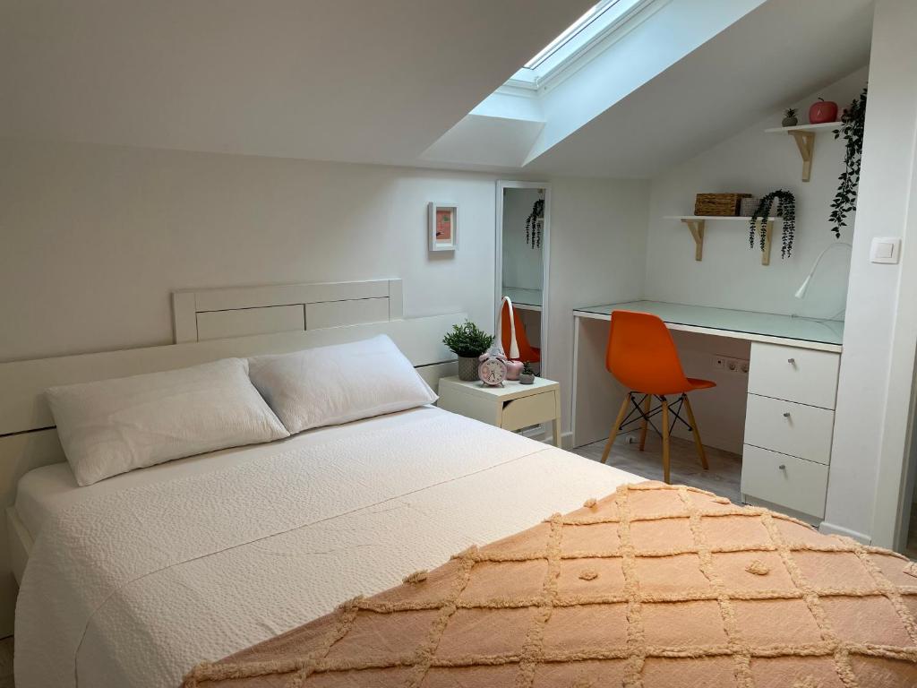 扎顿Apartments Sunny Estate的一间卧室配有一张床、一张桌子和一把椅子