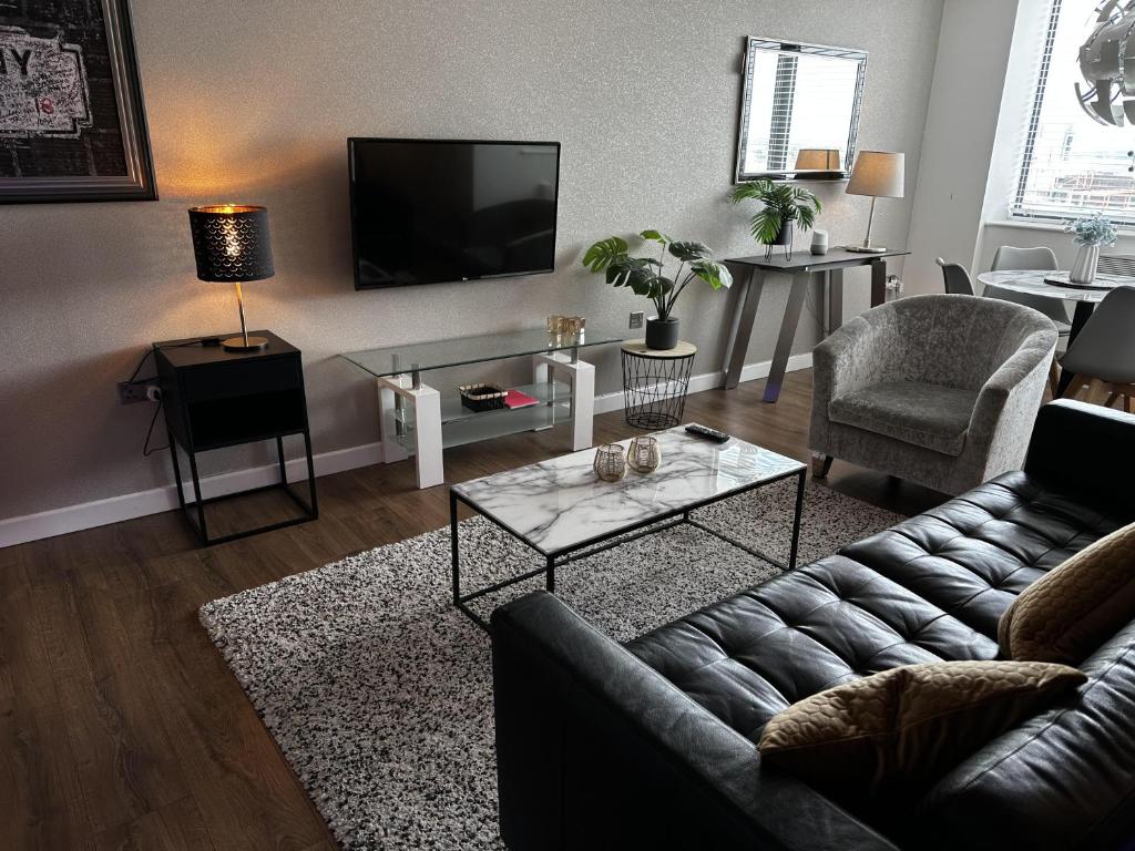 利物浦Stunning two bed city Center apartment的带沙发和电视的客厅