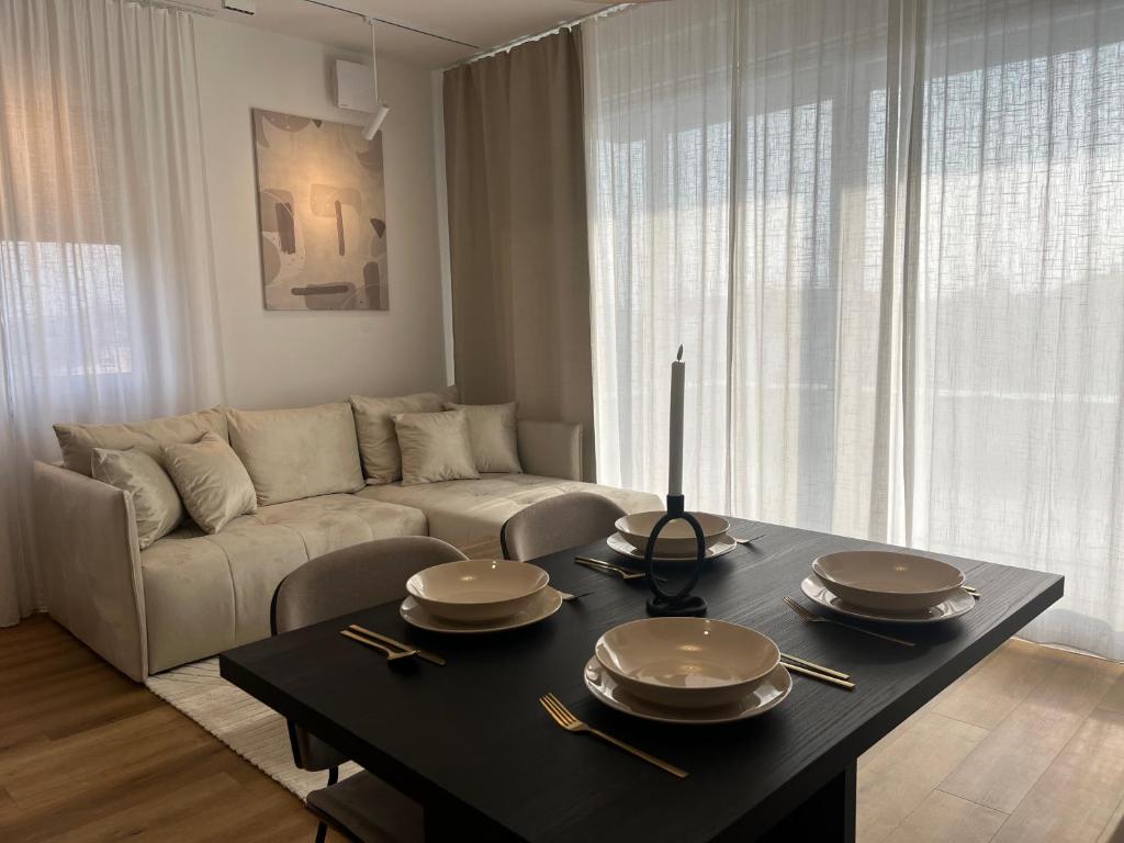 查科韦茨City Luxe Apartment的客厅配有桌子和沙发