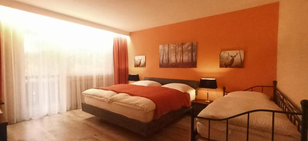 多瑙艾辛根瓦尔德布里克酒店的一间卧室设有两张床和窗户。