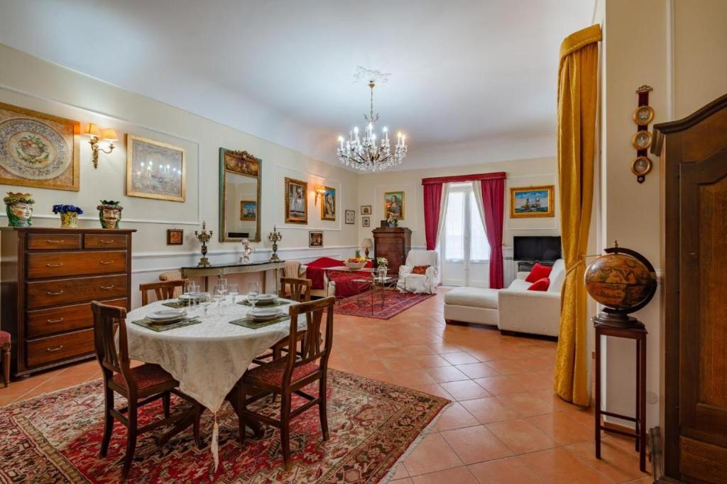 巴勒莫La casa di Dante的一个带桌椅的大客厅