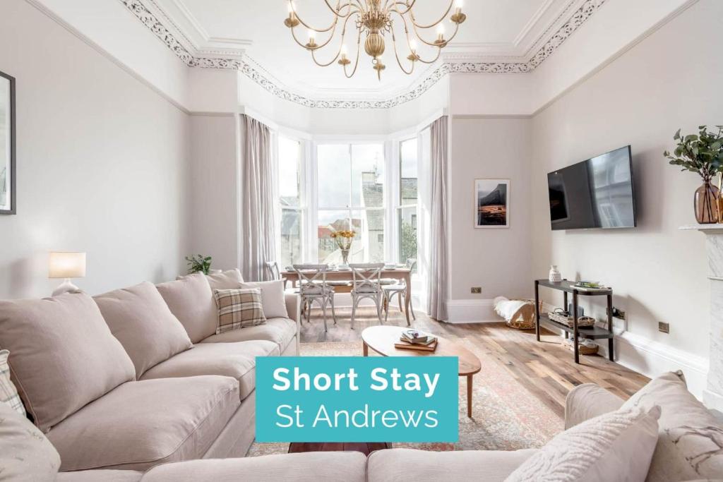 圣安德鲁斯Skye Sands - 11 Alexandra Penthouse - St Andrews的带沙发和吊灯的客厅