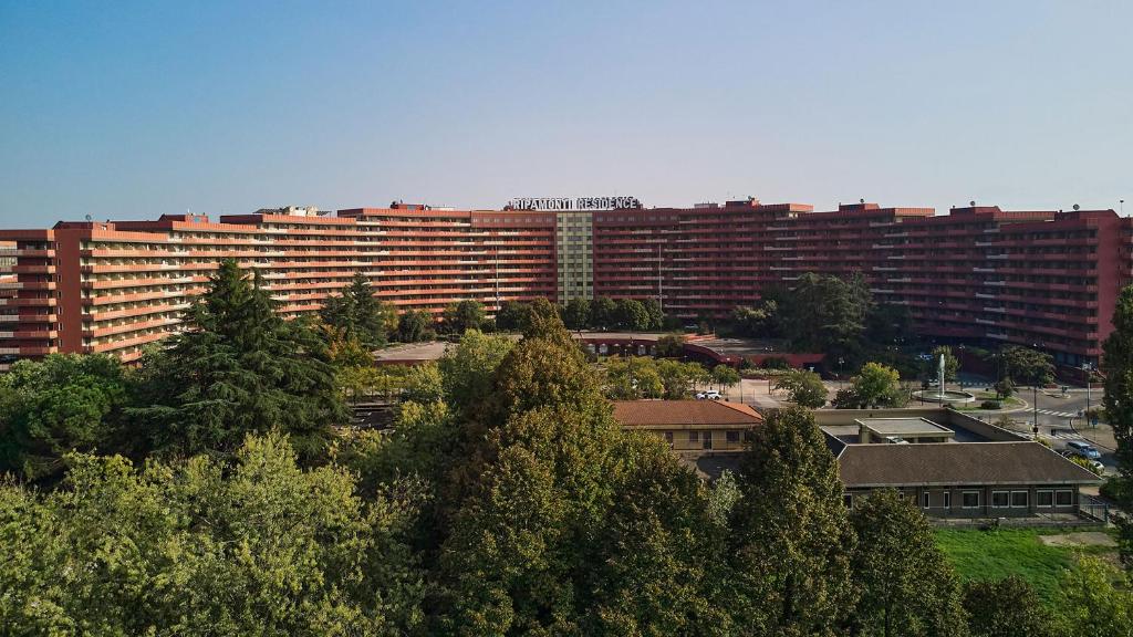 皮耶韦埃马努埃莱米兰里帕蒙蒂住宿酒店的前面有树木的大建筑