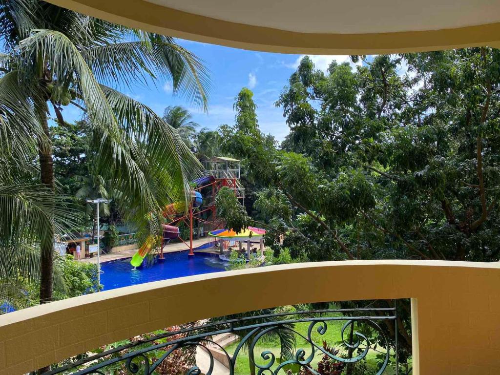 长滩岛Paradise Garden Hotel and Convention Boracay Powered by ASTON的享有带过山车的水上公园的景致