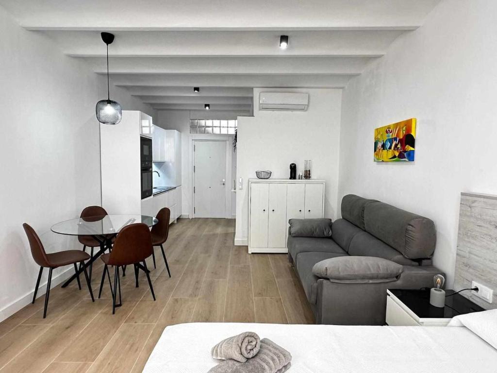 比纳罗斯A H Rentals Picasso apartamento的客厅配有沙发和桌子