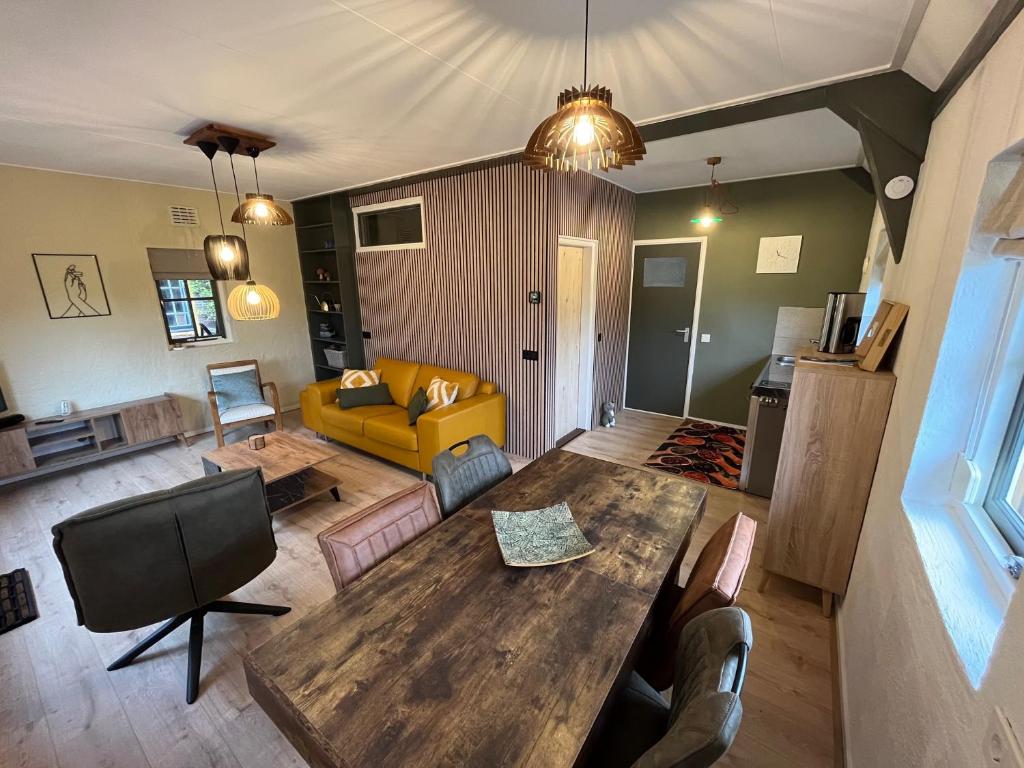VoorstBed & Breakfast Appenseweg的客厅配有木桌和黄色沙发