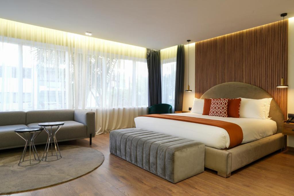 拉巴特Le M Hôtel的一间卧室配有一张大床和一张沙发