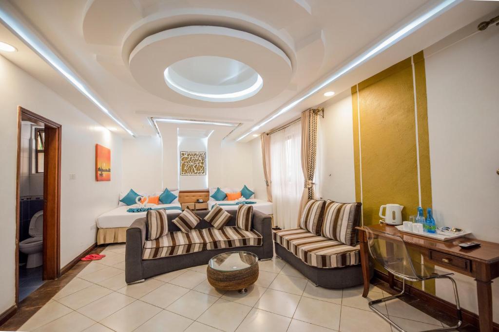 内罗毕梅丽丽酒店的酒店客房设有床和客厅。