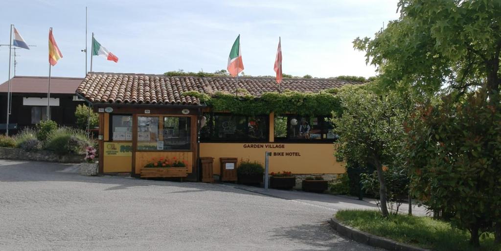 圣马力诺圣马力诺花园酒店的上面有旗帜的黄色建筑