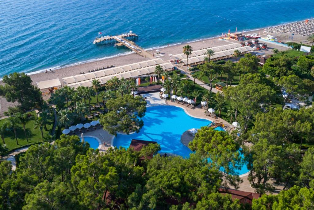 凯麦尔Seven Seas Hotel Life - Ultra All Inclusive & Kids Concept的海洋旁度假胜地的空中景致