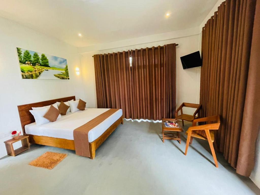 埃拉Rock n Fall Nature Resort的卧室配有床、椅子和窗户。