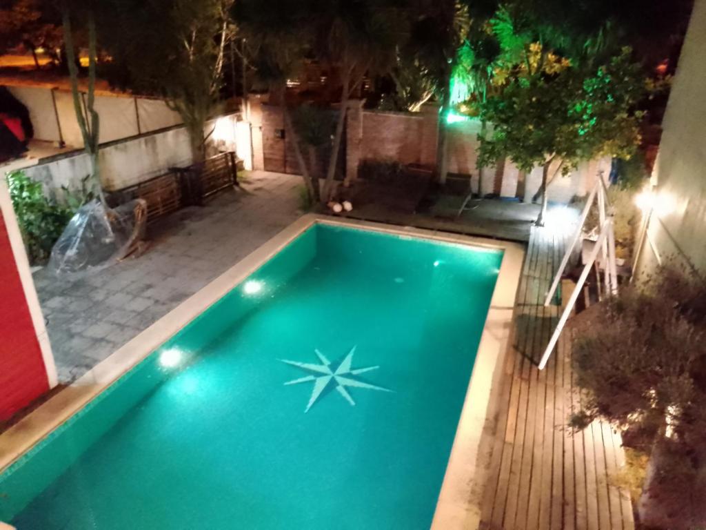 马德普拉塔Habitación en villa neo victoriana con piscina的夜晚的游泳池,星星在上面