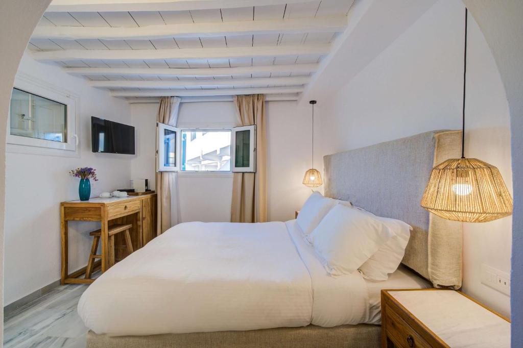 米克诺斯城Hotel Madalena的卧室设有一张白色大床和一扇窗户。