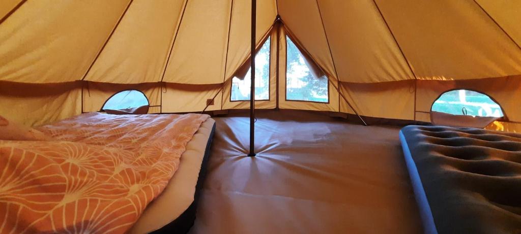 BontidaSecret Garden Camping的帐篷配有一张床和两个窗户