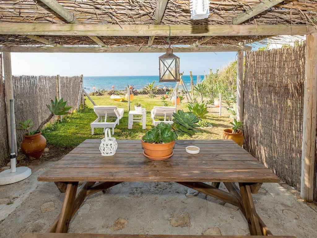 洛斯卡尼奥斯德梅卡La casita的一张木制野餐桌,享有海景