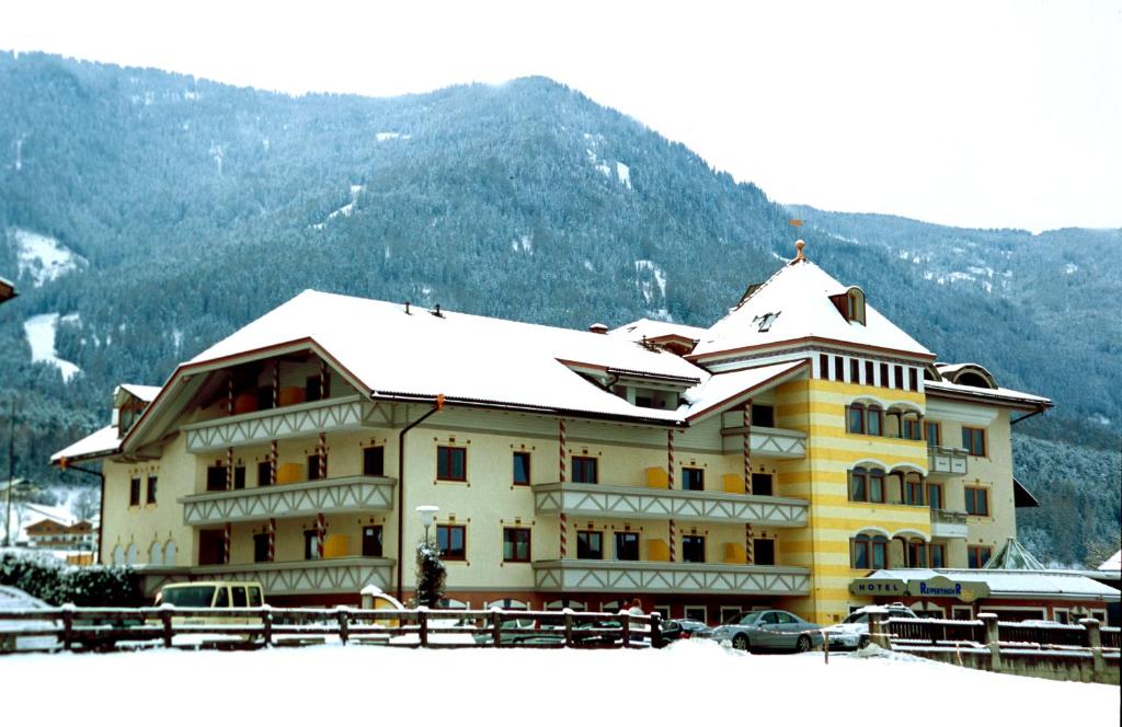 布鲁尼科瑞彭特格霍夫酒店的一座大建筑,有雪盖屋顶