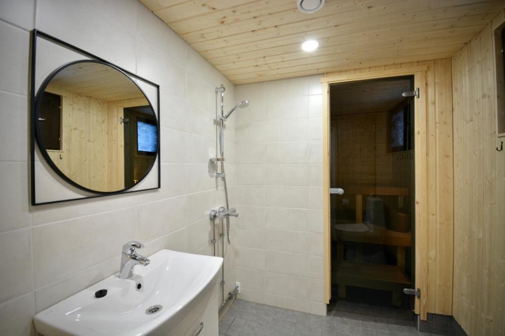 AavasaksaAava Sky Village Aurinkomaja的一间带水槽和镜子的浴室