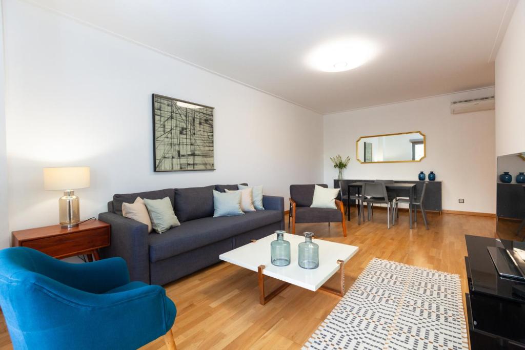 里斯本Apartamento Lisboa Sete Rios的客厅配有沙发和桌子