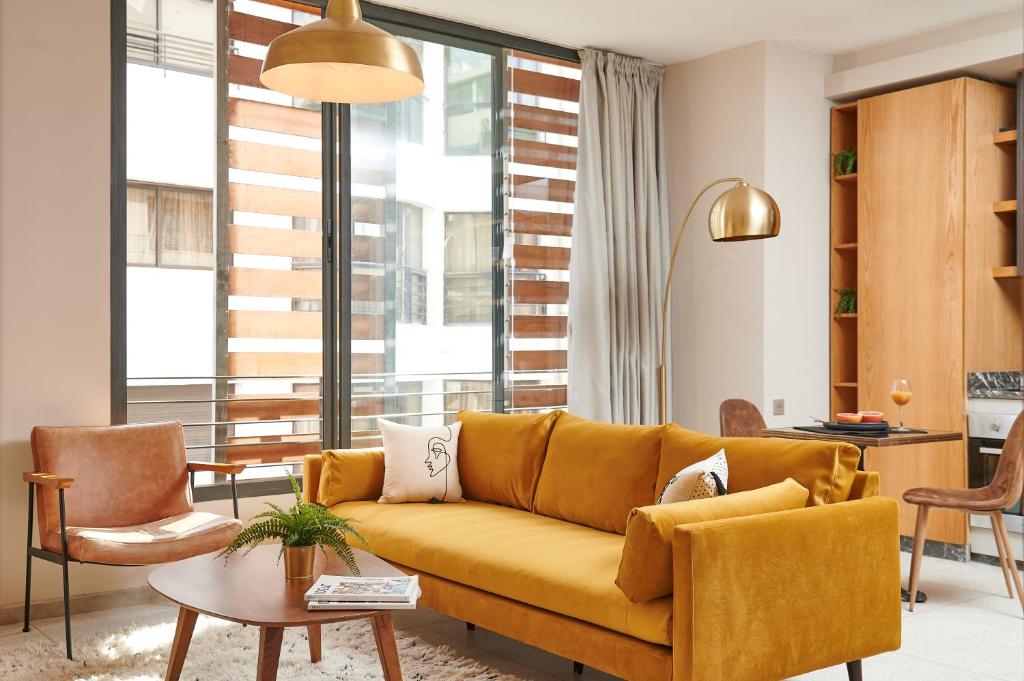 卡萨布兰卡Stayhere Casablanca - Gauthier 3 - Urban Residence的客厅配有黄色的沙发和椅子