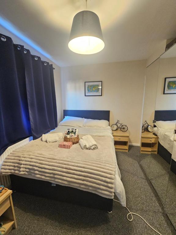 威森肖Double bedroom located close to Manchester Airport的一间卧室配有一张带蓝色窗帘的大床