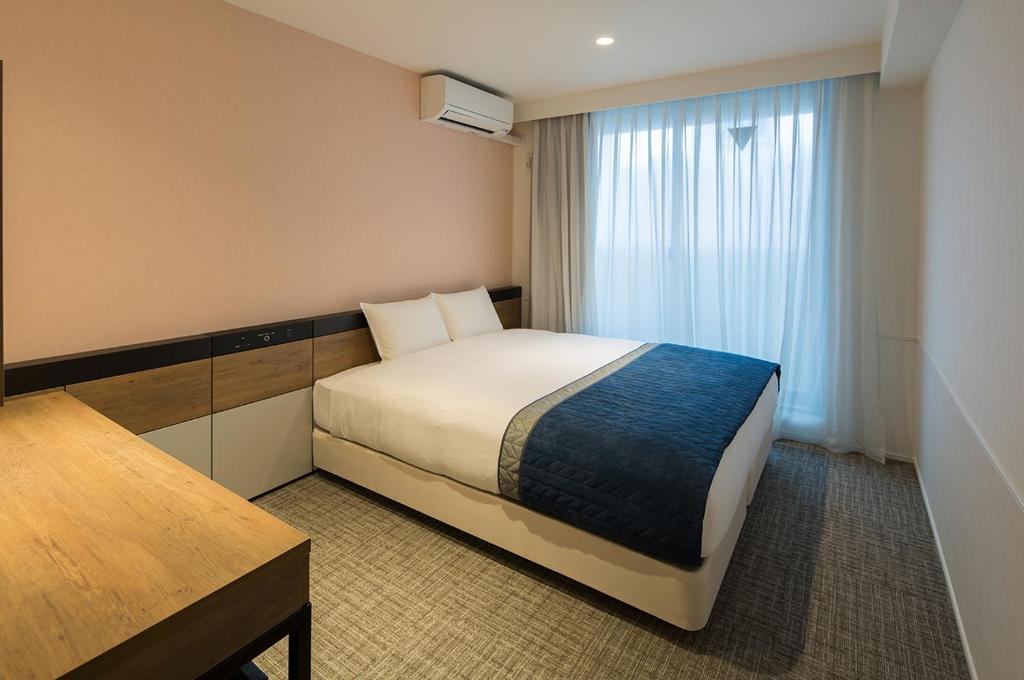 Rooms at Podlipje Estate的酒店客房设有床和窗户。