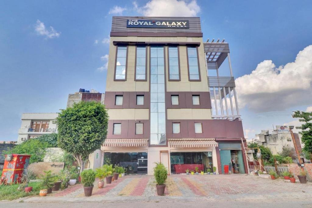 新德里The Royal Galaxy - Sec. 12 Dwarka Metro Station的上面有标志的建筑