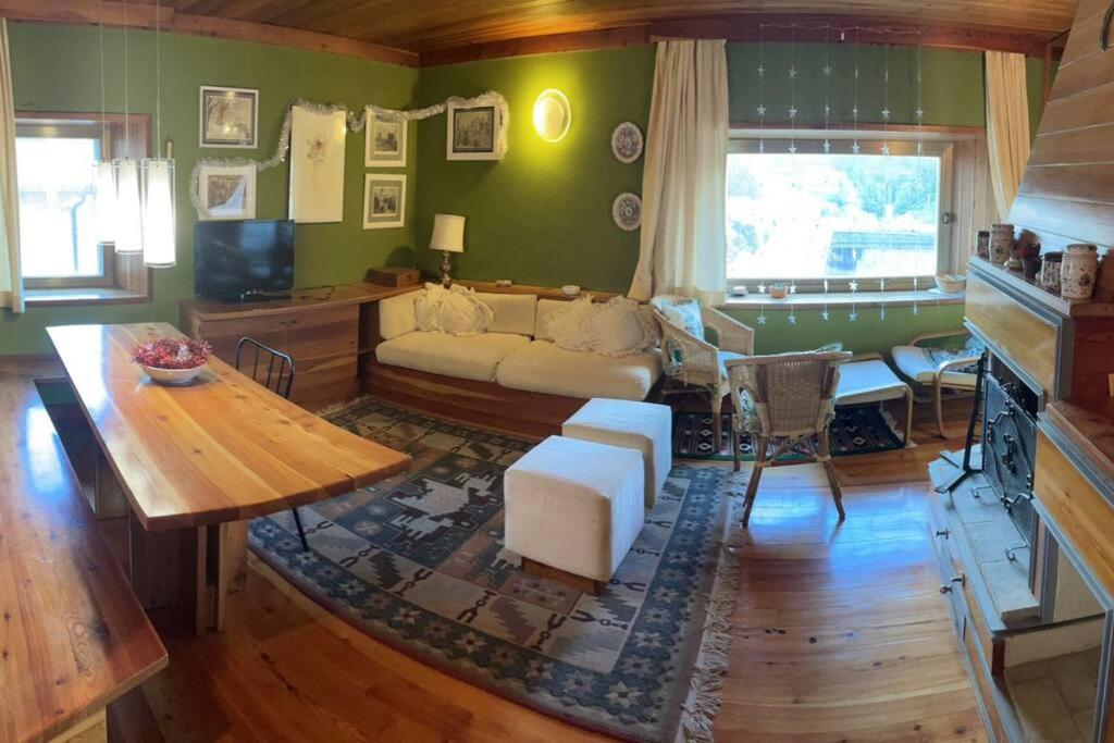 奥温多利Casa in centro storico stile chalet di montagna的客厅配有沙发和桌子