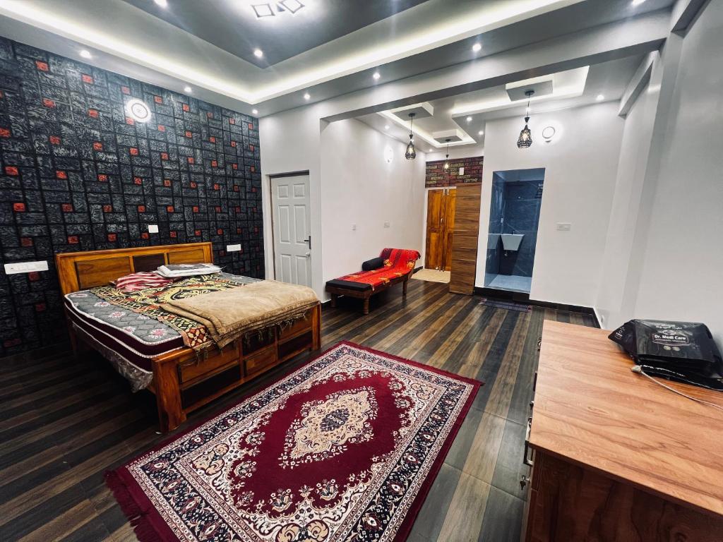 卡尔佩特塔OssumLife Home Stay的一间卧室,卧室内配有一张床和地毯