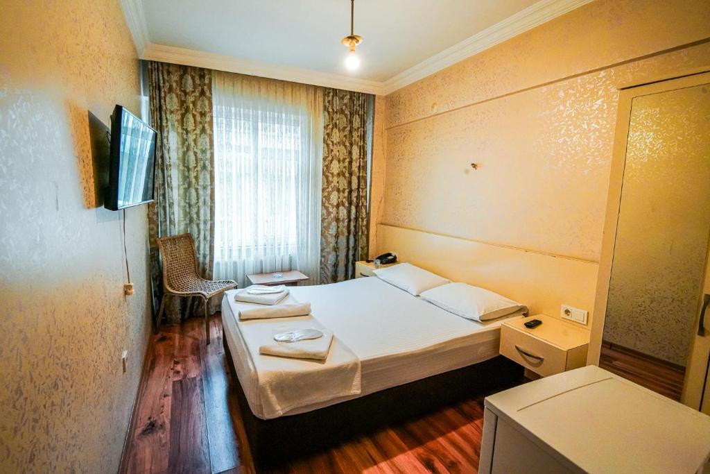 伊斯坦布尔SAHRA OTEL的酒店客房设有床和窗户。