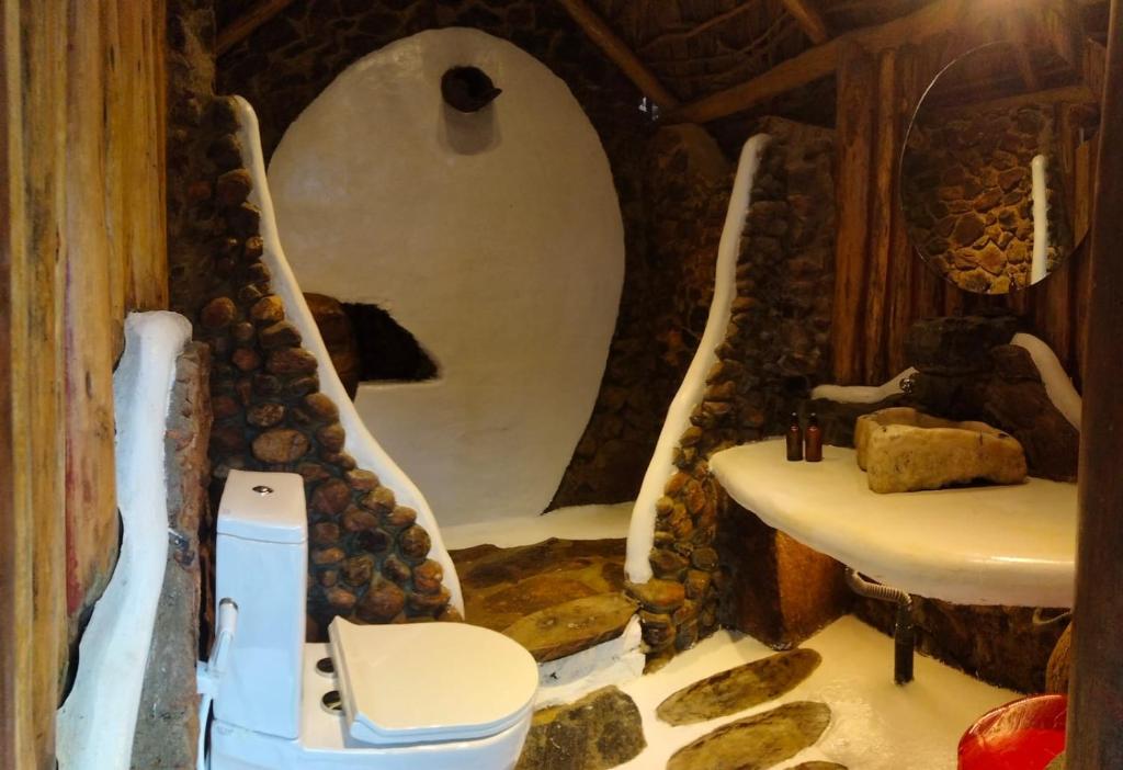 埃拉Ella Retreat Glamping Tent on Hill for Nature Lovers的一间带卫生间和水槽的浴室