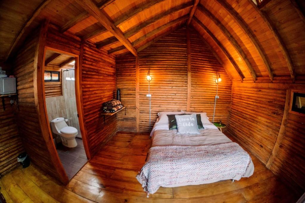 麦德林Ecoverso Cabañas del bosque的小木屋内一间卧室,配有一张床