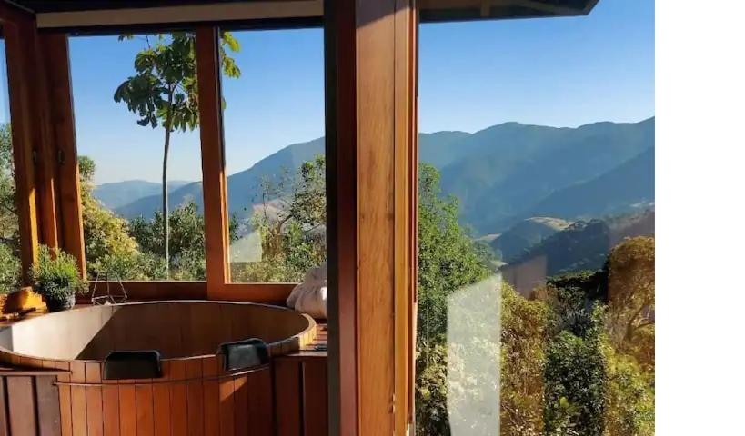 圣弗朗西斯科泽维尔Alto de Santa Barbara的一间带浴缸的浴室,享有山景