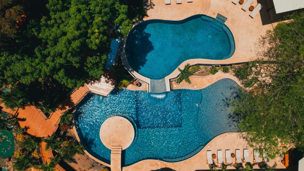 南圣胡安TreeCasa Hotel & Resort Nicaragua的大型游泳池的顶部景色