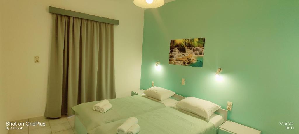 阿齐亚佩拉加MENTA APT的一间卧室配有一张带两个枕头的床