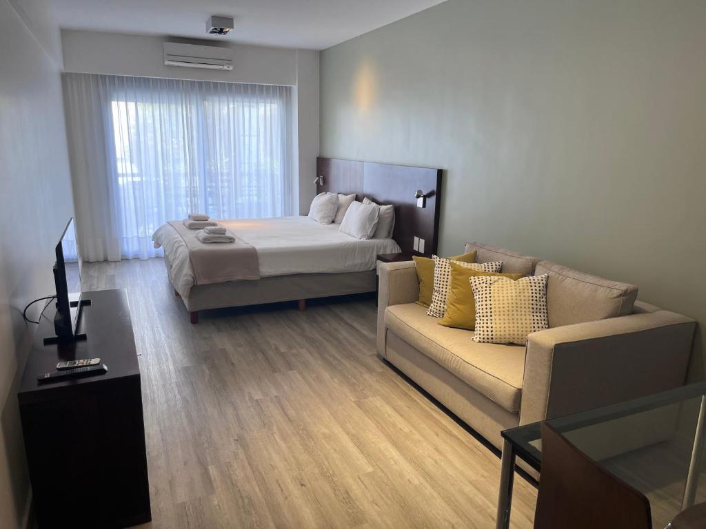 布宜诺斯艾利斯科勒伯塔尼克酒店的酒店客房,配有床和沙发