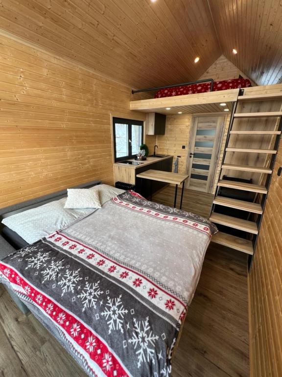 耶塞尼克Challet44的一间小房子里的卧室,配有床