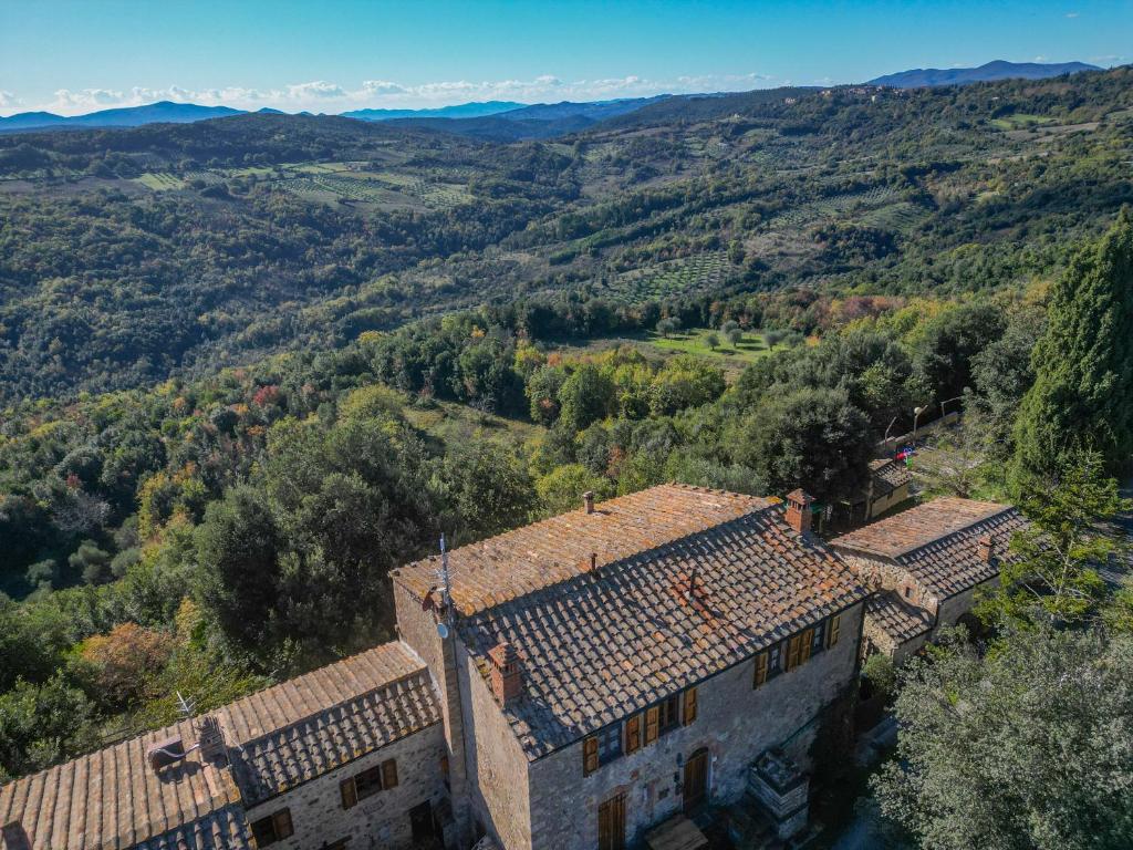 PariAgriturismo Antico Borgo Montacuto的享有高山房屋的空中景致