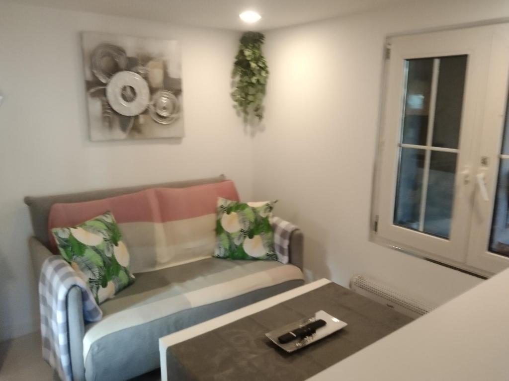 圣巴托洛梅Finca Cortez Apartment 4的客厅配有沙发和桌子