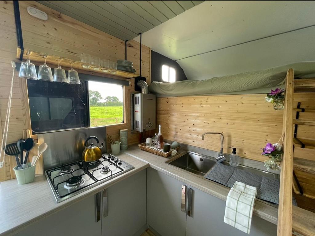 约克North Yorkshire Horse Box的一个带炉灶的厨房和大篷车内的水槽