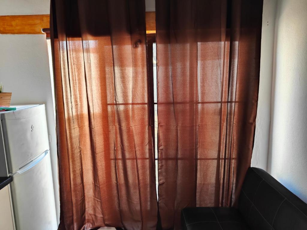塞博河畔卡莱塔Loft la Caletilla的冰箱里棕色窗帘